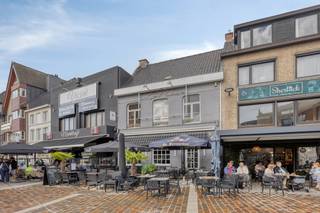 Op de Markt te Torhout bevindt zich dit horecapand te koop. Dit pand heeft een bruikbare oppervlakte van ca. 128m². Het gaat hier over de volledige eigendom met bovenverdiepingen die gebruikt werden voor stockageruimte. Toplocatie op de Markt met voorliggend terras. Vrij van brouwer! Dit pand kan onderhevig zijn aan de renovatieverplichting die door de Vlaamse overheid wordt opgelegd voor niet-residentiële gebouwen. Consulteer voor meer informatie de website van het Vlaams Energie- en Klimaatagentschap via https://www.energiesparen.be/nr/renovatieverplichting.Aarzel niet Dewaele te contacteren als dit bedrijfsvastgoed bestaande uit een horecapand te koop op de Markt te Torhout u kan interesseren. Bestuursmaatregelen in het maatregelenregister: nee
