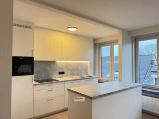 <p><span>Volledig gerenoveerd appartement op de derde verdieping gelegen vlakbij het centrum van Mariaburg. Onmiddellijk beschikbaar.</span></p><p><span> </span></p><p><span>Dit appartement werd zeer mooi vernieuwd en is als volgt ingedeeld: living met open keuken, badkamer met douche, lavabomeubel en toilet, 2 slaapkamers en Zuidgericht terras. Op het gelijkvloers is er een autostaanplaats.</span></p><p><span> </span></p><p><span>Bijzonderheden:</span></p><p><span>Pvc ramen met hoogrendementsglas </span></p><p><span>Dak werd vernieuwd en geïsoleerd </span></p><p><span>Alle nutsvoorzieningen zijn individueel </span></p><p><span>instapklaar: volledig geschilderd - lichtarmaturen met led verlichting </span></p><p><span>Zuidgericht terras</span></p><p><span> </span></p>