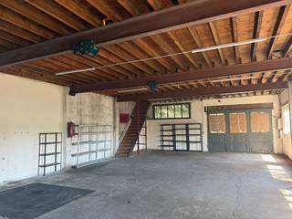 Magazijn op gunstige locatie Eikenlei 9 nabij Brechtsebaan en Beukenlei te Sint-Job-in-'t-Goor. Ideaal voor stockage, het stallen van diverse wagens of goederen als opslag. Oppervlakte ca. 9m x 15m op het gelijkvloers. Er is voorziening van lichtpunten en stopcontacten.
