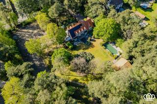 <p><span>Luxueuze villa opgetrokken in een tijdloze Knokkestijl, gelegen op een schitterende locatie: in een bosrijke, residentiële omgeving nabij het centrum van Heide en op wandelafstand van de Royal Antwerp Golf, op een zuid gericht perceel van ca. 7.361 m², voorzien van o.a. 6 slaapkamers, 4 badkamers, paddock met stallen, mooi aangelegde vijver, prachtig aangelegde tuin en verwarmd zwembad met poolhouse. </span></p><p><span> </span></p><p><span>Gelijkvloers</span></p><p><span>Ruime inkomhal voorzien van een vestiaire en een gastentoilet met handenwasser. </span></p><p><span>Via een glazen deur betreedt u de royale, lichtrijke leefruimte op eiken parket, ingedeeld in een gezellige zithoek met sfeervolle houtkachel, een eetgedeelte en een orangerie op natuursteen. Vanuit de orangerie (voorzien van automatische zonnewering) geniet u van een idyllisch uitzicht op de aangelegde tuin en de aangrenzende paardenweide.</span></p><p><span>Aansluitend bevindt zich de leefkeuken uitgerust met een aanrecht in blauwe hardsteen voorzien van een Amerikaanse koelkast, vaatwasser en een kwalitatief 4-pits La Cornue-fornuis voorzien van: twee ovens (1 gas en 1 elektrisch), friteuse, teppanyaki-plaat en wokvuur. Ook hier is een aparte eethoek voorzien met zicht op de tuin.</span></p><p><span>De praktische bijkeuken/wasplaats beschikt over aansluitingen voor wasmachine en droogkast. Vanuit de bijkeuken is er toegang tot de ruime, dubbele inpandige garage met automatische poorten en ingemaakte kasten.</span></p><p><span>Verder is er, grenzend aan de inkomhal, een bureelruimte op eiken parket met ingemaakte kasten.</span></p><p><span> </span></p><p><span>Eerste</span><span> </span><span>verdieping</span></p><p><span>Via een open trap heeft u toegang tot de nachthal voorzien van ingemaakte kasten en de slaapkamers, allen op parket.</span></p><p><span>De masterslaapkamer is voorzien van een ensuite dressing en ensuite badkamer. Verder bevindt zich hier een beamer met uitrolbaar scherm en surround systeem én airco.</span></p><p><span>De tweede slaapkamer is uitgerust met een bureel en een ensuite badkamer. Daarnaast bevindt zich een derde slaapkamer met ingemaakte kasten. Verder is er een aparte fitnessruimte, die ook perfect dienst kan doen als vierde slaapkamer. Op deze verdieping bevindt zich nog een apart toilet en een aparte badkamer met stoomdouche. Vervolgens is er nog een vijfde slaapkamer.</span></p><p><span> </span></p><p><span>Zolder</span></p><p><span>Een vaste trap leidt naar een bijkomende zesde slaapkamer. Op deze verdieping bevindt zich ook nog een bergruimte en een extra kamer die naar wens ingericht kan worden.</span></p><p><span> </span></p><p><span>Kelder</span></p><p><span>Onder de villa is een droge kruipruimte aanwezig.</span></p><p><span> </span></p><p><span>Tuin</span></p><p><span>De villa is gelegen op een zuid gericht perceel van ca. 7.361 m². Via een automatische houten poort met mooie oprijlaan heeft u toegang tot het perceel. Aan de voorzijde bevindt zich een mooi aangelegde tuin en een oprit die leidt naar de dubbele inpandige garage en carport.</span></p><p><span>Achteraan bevindt zich een verhoogd open terras, 2 vijvers waarvan 1 koivijver, een paddock of weide met paardenstallen en een verwarmde zadelkamer. tuin en paddock volledige gedraineerd, verlicht en eigen watervoorziening.</span></p><p><span>Verder is er een verwarmd zwembad met een volledig uitgerust poolhouse, voorzien van een overdekt terras, panorama sauna, bar, sanitaire voorzieningen, zithoek, muziekinstallatie, technische ruimte en een bergzolder. De tuin is voorzien van een automatisch beregeningssysteem. </span></p><p><span> </span></p><p><span>Bijzonderheden</span></p><p><span>- Gelegen op een gegeerde locatie: in een bosrijke, residentiële omgeving, nabij het centrum van Heide en op wandelafstand van de Royal Antwerp Golf </span></p><p><span>- Energiezuinig dankzij 24 nieuwe zonnepanelen, recent nieuwe ramen en nieuw dak 2025</span></p><p><span>- Mogelijkheid tot kantoor aan huis, inwonend personeel,…</span></p><p><span>- Uitzonderlijk breed perceel </span></p><p><span>- Ideaal voor paardenliefhebbers dankzij paddock en stallen </span></p><p><span>- Verwarmd zwembad met poolhouse</span></p><p><span>- Centraal muzieksysteem</span></p><p><span>- Prachtig aangelegde tuin met zuid gerichte oriëntatie en verschillende vijvers </span></p><p><span>- Dubbele inpandige garage</span></p><p><span>- Waterontharder</span></p><p><span>- Elektriciteit conform</span></p><p><span>- Asbestveilig</span></p><p><span> </span></p>