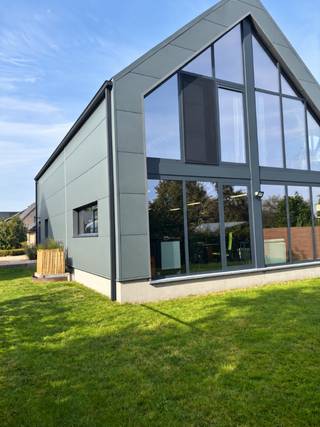<p>Ruime energiezuinige woning met garage van 110 m² – Londerzeel</p><p>Vraagprijs: € 595.000</p><p>Op een rustige en aangename locatie in de Limmersweg te Londerzeel bevindt zich deze moderne, energiezuinige woning uit 2016. Met een opgegeven bewoonbare oppervlakte van 310 m² op een perceel van 435 m² combineert deze eigendom hedendaags wooncomfort met uitzonderlijk veel ruimte en mogelijkheden.</p><p>Indeling</p><p>De eerste verdieping omvat het volledige woongedeelte met een ruime, gezellige living + woonkamer een open en volledig ingerichte keuken, 3 slaapkamers, een badkamer met ligbad en inloopdouche + apart toilet.</p><p>Op het gelijkvloers bevindt zich een indrukwekkende multifunctionele garage van maar liefst 110 m², ook voorzien van vloerverwarming. Ideaal voor meerdere voertuigen, hobby's of als werk- en opslagruimte voor zelfstandigen. Daarnaast is er een praktische was- en bergruimte met toilet.</p><p>De kelderverdieping biedt nog eens 125 m² bijkomende ruimte, perfect voor opslag, hobby's of materiaal.</p><p>Dankzij de royale oppervlakte en praktische indeling biedt de woning eveneens mogelijkheden tot kangoeroewonen.</p><p>Energiezuinig en comfortabel</p><p>Met EPC-label A is deze woning uitgerust met moderne technieken:</p><p>- 22 zonnepanelen (ca. 9 kW)<br />- Thuisbatterij (10 kWh)<br />- Lucht-waterwarmtepomp<br />- Vloerverwarming met koelfunctie<br />- Vloerverwarming op gelijkvloers en 1ste<br />- Niko Home Control<br />- Alarmsysteem</p><p>Rustige en gunstige ligging</p><p>De woning bevindt zich in een rustige woonwijk met scholen en supermarkt op wandelafstand. Ook een treinstation ligt in de nabije omgeving, wat zorgt voor een vlotte bereikbaarheid.</p><p>Extra troeven</p><p>De uitzonderlijke garage- en kelderruimte maken deze eigendom bijzonder interessant voor gezinnen, zelfstandigen, hobbyisten en liefhebbers van wagens of motoren.</p><p>Indien gewenst kan de aanwezige inboedel gedeeltelijk of volledig worden overgenomen, in onderling overleg.</p>