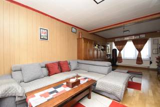 Welkom in deze charmante halfopen woning, gelegen in de geliefde wijk Kapellenkouter.<br />Dit is dé kans om te wonen in een unieke buurt, gekenmerkt door haar ruime percelen en typische bouwstijl.<br /><br />De woning heeft de afgelopen jaren enkele belangrijke modernisaties ondergaan:
<ul>
<li>Centrale verwarming op gas geïnstalleerd</li>
<li>Nieuwe ramen in de hele woning</li>
<li>Vernieuwde elektriciteit</li>
<li>Spouwmuurisolatie voor extra energiezuinigheid</li>
</ul>
Bij binnenkomst word je verwelkomd in een ruime inkomhal.<br />De lichtrijke woonkamer biedt een prachtig zicht op de tuin en zorgt voor een <strong>aangename leefruimte</strong>.<br />De aparte keuken, uitgerust met alle comfort, geeft toegang tot de <strong>droge kelder</strong> – ideaal als extra opslagruimte.<br /><br />Op het gelijkvloers vind je bovendien een badkamer met lavabo, toilet en douche.<br />De zonnige <strong>veranda </strong>leidt naar de ruime, <strong>zonovergoten tuin</strong>, een ware troef!<br /><br />Op de eerste verdieping bevinden zich <strong>drie volwaardige slaapkamers</strong> en een apart toilet.<br />De <strong>zolder</strong>, bereikbaar via een uittrektrap, biedt extra opbergmogelijkheden.<br /><br />Naast de woning is er een parkeerplaats, veilig achter de recent geplaatste poort.<br /><br />Als extra kers op de taart is er een <strong>bijgebouw </strong>waar ook de wasmachine en droogkast staan.<br />Hier werd ook een lavabo en bad geplaatst. Verder kan dit bijgebouw dienst doen als stockage plaats of hobbyruimte.<br /><br />PVC ramen met dubbelglas en centrale verwarming op gas .<br />Bron bewoonbare oppervlakte : EPC - certificaat<br /><br />Ben je op zoek naar een karaktervolle woning op een fantastische locatie? Mis deze kans niet en plan snel je bezoek!<br />Bel ons nu op 03/775.78.79.<br />