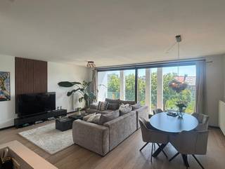 <br />Prachtig modern appartement met terras en panoramische ramen op de 5de verdieping in de Theaterbuurt op wandelafstand van winkels, restaurants, openbaar vervoer.<br /><br />Indeling:<br />Het appartement heeft een eigen lift dat rechtstreeks toegang biedt tot de lichtrijke leefruimte met aansluitend een volledig ingerichte open keuken. Aan de achterzijde bevinden zich twee slaapkamers die een badkamer met inloopdouche en dubbele lavabo delen. Het appartement beschikt ook over een wasruimte en een berging in de kelder. <br /><br />Het appartement geniet een uitermate luxueuze afwerking met parketvloeren.<br />Algemene onkosten bedragen € 145 per maand.<br />Fietsenstalling en aparte berging voorzien in de kelder.<br /><br />Nutsvoorzieningen volledig individueel.