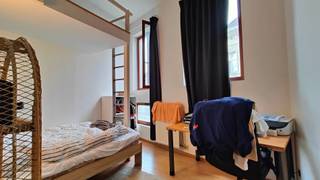 Deze leuke duplex is gelegen in de bruisende studentenbuurt in Gent. <br />Het appartement is voorzien van 3 slaapkamers, 2 badkamers, basiskeuken en een open leefruimte en een zeer ruim ingesloten terras. <br />Door de centrale ligging is dit uiterst geschikt voor studenten!<br /><br />EPC: 164 kWh/m²<br />Beschikbaar vanaf 1/08<br /><br />Meer info of een bezoek inplannen ter plaatse? <br />wouter@opt-immo.be<br />0477/78.39.25