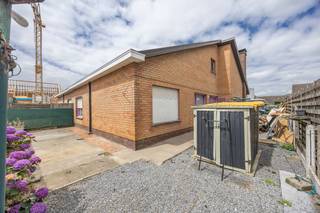 <p>In het <strong>pittoreske Westkerke</strong>, aan de <strong>rustige</strong> Eikenlaan bevindt zich deze halfopen woning uit 1972.<br />Een uitstekende opportuniteit voor wie op zoek is naar een <strong>renovatieproject </strong>met tal van mogelijkheden.<br /><br />Deze woning biedt de ideale basis voor wie graag een thuis creëert volledig volgens eigen smaak en hedendaagse woonnormen.<br />De <strong>halfopen bebouwing</strong> zorgt voor een aangename lichtinval en een ruimtelijk gevoel, waardoor u alle troeven in handen heeft om hier een <strong>comfortabele gezinswoning</strong> van te maken.<br /><br />Een bijzonder pluspunt is dat <strong>alle ruimtes </strong>(leefruimte, keuken, slaapkamers, badkamer, garage, ...) <strong>op de gelijkvloerse verdieping</strong> zijn voorzien en de woning daarnaast beschikt over een <strong>ruime, </strong>op heden onbenutte<strong> zolderverdieping.</strong><br />Mits de nodige inrichting kan deze perfect worden omgevormd tot meerdere slaapkamers, een bureau, speelkamer of hobbyruimte. Zo creëert u extra woonoppervlakte, volledig afgestemd op uw eigen woonwensen.<br /><br />Bent u op zoek naar een woning die u volledig naar eigen smaak wenst in te richten? Dan is dit de ideale opportuniteit.<br />Een <strong>indicatieve prijsraming voor renovatie</strong> kunt u raadplegen bij het zoekertje op de website (caenen.be) onder het tabblad 'downloads'. <br /><br /><u><strong>Verkoopprocedure – Biedingen onder gesloten omslag</strong></u><br />Deze eigendom wordt verkocht via een biedingsprocedure onder gesloten omslag.<br /><u>1. Bezoekmoment</u><br />De woning kan bezocht worden tijdens de georganiseerde bezoekdag op <strong>zondag 30 augustus 2026, tussen 11u en 17u - op afspraak</strong>.<br /><u>2. Indienen van een bod</u><br />Geïnteresseerde kandidaten kunnen een <strong>schriftelijk bod uitbrengen tot en met uiterlijk donderdag 3 september om 12:00u 's middags. </strong><br />Biedingen die na deze deadline worden ontvangen, komen niet meer in aanmerking.<br /><strong>De richtprijs (startprijs) bedraagt € 250.000</strong>. Enkel biedingen vanaf dit bedrag worden in overweging genomen.<br />Het bod dient te worden uitgebracht aan de hand van de aankoopbelofte, die samen met het verkoopdossier ter beschikking wordt gesteld.<br />Enkel de door Caenen aangereikte aankoopbelofte komt in aanmerking.<br />Het volledig ingevulde en ondertekende document kan worden bezorgd volgens de instructies van Caenen Vastgoed. Deze valt te raadplegen via het zoekertje van de woning op caenen.be onder het tabblad 'downloads' of kan per mail of telefonisch opgevraagd worden ter bezorging. <br /><u>3. Reglement van de biedingsprocedure</u><br />Op deze verkoop is het Reglement Biedingen onder Gesloten Omslag (CIB-model) van toepassing.<br />Iedere kandidaat wordt geacht hiervan kennis te hebben genomen en dit reglement zonder voorbehoud te aanvaarden bij het indienen van een bod.<br />Het reglement maakt integraal deel uit van de verkoopprocedure en is samen met de aankoopbelofte beschikbaar op aanvraag en/of via de documenten bij deze publicatie.<br /><u>4. Beoordeling van de biedingen</u><br />Na het verstrijken van de biedingstermijn worden de ontvangen biedingen aan de verkoper voorgelegd.<br />De verkoper beoordeelt de ontvangen biedingen volledig vrij en autonoom. Hierbij kan onder meer rekening worden gehouden met:</p>

<ul>
	<li>de hoogte van het bod;</li>
	<li>eventuele voorwaarden opgenomen in het bod;</li>
	<li>de financiële waarborgen van de kandidaat;</li>
	<li>de voorgestelde termijn voor het verlijden van de akte;</li>
	<li>andere elementen die de verkoper relevant acht.</li>
</ul>
<u>5. Geen automatische toewijzing</u>

<p>De verkoper is niet verplicht om het hoogste of enige bod te aanvaarden.<br />Het indienen van een bod verleent aan de kandidaat geen recht op aankoop van het goed. De verkoper behoudt zich uitdrukkelijk het recht voor om:</p>

<ul>
	<li>één van de biedingen te aanvaarden;</li>
	<li>met één of meerdere kandidaten verder te onderhandelen;</li>
	<li>meerdere kandidaten uit te nodigen tot een verbeterd bod;</li>
	<li>de verkoopprocedure stop te zetten of geen enkel bod te aanvaarden.</li>
</ul>

<p>Een verkoop komt uitsluitend tot stand na de uitdrukkelijke en schriftelijke aanvaarding van een bod door de verkoper.<br /><br />Laat u verrassen door de mogelijkheden die deze woning te bieden heeft en contacteer ons graag voor een afspraak tot bezichtiging!</p>