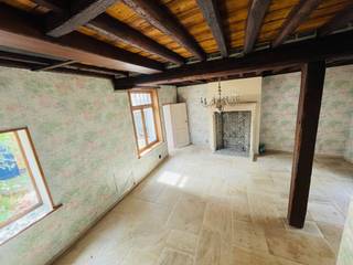 Brugge centrum  in verkeersarme straat, Rustig gelegen toch vlakbij alle winkels en het Zand.<br />UITERST  CHARMANTE WONING met ZONNIGE  STADSPATIO en 2 grote slaapkamers.<br />Inkom, gezellige living  met landelijke Bourgondische natuursteen vloer, mooie schouw en authentiek balkenplafond.<br />Ingerichte keuken met graniet werkblad , ontzettend zonnige stille stadspatio met rozelaar en 2 buitenbergingen.<br />Boven 1 ruime slaapkamer en grote badkamer, trap naar dakverdieping waar 2 é ruime slaapkamer.<br />Pittoresk wonen in rust en charme in hartje Brugge.<br /><br /> 