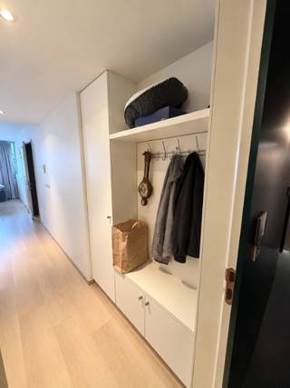 INSTAPKLARE SERVICEFLAT T OP DE 2 STE VERD.<br /><br />hal met praktische ingemaakte kasten, Gezellige leefruimte met veel lichtinval met open ing. vrij recente keuken, berging<br />badkamer met douche en badmeubel , 1 slaaphoek <br />Er is een sfeervol ingericht salon waar je gratis thee en koffie kan krijgen en een aangenaam restaurant waar je elke dag aan een zeer democratisch prijs een menu kan eten.<br />Parktuin waar je in de zomer kan vertoeven.<br />Parkeerplaats voor bewoners en bezoekers. eventuele opbrengst bij verhuur ongeveer 515 Euro.<br />EPC 96<br />rendement van 4 % bij verhuur