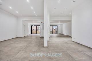 Op een topligging, vlak aan het station van Duffel, bevindt zich dit handelspand van 162 m² dat in 2026 volledig werd gerenoveerd en modern...