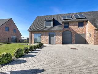 Vous cherchez à vivre tranquillement en famille ? Alors tu es au bon endroit ! Nous aimerions vous présenter cette maison neuve de 3...