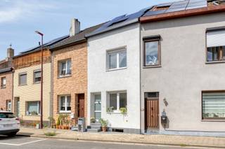 Volledig gerenoveerde en energiezuinige woning nabij centrum Ternat
Op zoek naar een gezellige, instapklare woning die voldoet aan de hedendaagse normen? Deze volledig gerenoveerde woning ligt vlak bij het centrum van Ternat, op wandelafstand van scholen, winkels, het treinstation en openbaar vervoer.
De woning werd in 2025 van kop tot teen gerenoveerd, met bijzondere aandacht voor energiezuinigheid en wooncomfort. Dankzij volledige muurisolatie, dakisolatie, HR+ beglazing, een condenserende gasketel, zonnepanelen én een thuisbatterij geniet de woning van een uitstekend EPC-label A.
Op het gelijkvloers bevinden zich een gezellige leefruimte, een open keuken met eetplaats en een badkamer.
De eerste verdieping omvat een ruime overloopkamer die flexibel kan worden ingericht als bureau, dressing, extra zithoek of hobbyruimte. Van hieruit heeft u toegang tot de ruime slaapkamer en het aangename dakterras.
Op de tweede verdieping bevinden zich nog twee slaapkamers, waarvan één met een charmante mezzanine. Daarnaast beschikt de woning over een praktische kelder.
Een compacte maar verrassend ruime woning, ideaal voor wie zorgeloos wil wonen op een centrale locatie in Ternat. Volledig vernieuwd, energiezuinig én onmiddellijk instapklaar!
Wenst u meer informatie of een bezoek? Aarzel niet ons te contacteren via Laurens@immoaccenta.be