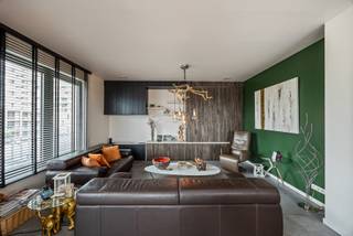 Recent appartement (2022) voorzien van alle moderne luxe en comfort, ideaal gelegen op een boogscheut van het centrum van Antwerpen!
LOCATIE
Wonen in de Regattawijk betekent genieten van een perfecte mix tussen rust, groen en bereikbaarheid. Deze moderne en kindvriendelijke buurt op Linkeroever combineert hedendaagse architectuur met veel groen, wandel- en fietspaden en een vlotte verbinding naar Antwerpen en de belangrijkste invalswegen. Dankzij de nabijheid van het Galgenweel, winkels, scholen en sportfaciliteiten is het hier aangenaam wonen voor jong en oud.
Bovendien bevinden alle dagelijkse voorzieningen zich vlakbij, zoals Colruyt, een apotheek, mutualiteit, polykliniek, kapper en sporthal. Ook voor sport- en ontspanningsliefhebbers heeft de buurt enorm veel te bieden. Zo kan je in de directe omgeving terecht voor wakeboarden, bowling, fitness, karting, padel en crossfit. Hierdoor combineert de Regattawijk een rustige woonomgeving perfect met een actieve en moderne levensstijl.
INDELING
Bij het betreden van het appartement valt meteen het aangename ruimtegevoel en de natuurlijke lichtinval op. De open leefruimte met zithoek, eetplaats en keuken vormt het gezellige hart van de woning en sluit naadloos aan op het ruime terras (36m2), waar u in alle rust kan genieten van het buitengevoel.
Verder beschikt het appartement over twee volwaardige slaapkamers, een aparte bureauruimte, een praktische berging en een comfortabele badkamer. Dankzij de doordachte indeling combineert dit appartement gezellig wonen met praktisch comfort. Daarnaast zijn ook een kelderberging en autostaanplaats inbegrepen.
TECHNISCH
Het appartement is volledig voorzien van vloerverwarming in combinatie met een water/water warmtepomp. Verder voldoet het appartement volledig aan de norm van 2050 en kan je hier zorgenloos wonen.
VERPLICHT MEE AAN TE KOPEN
- Ondergrondse steenplaats 37.500 EUR
- Ondergrondse ruime kelders 9.000 EUR
- 2de Ondergrondse ruime kelder 9.000 EUR