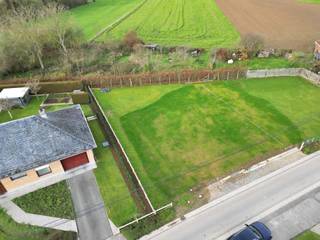 Voor meer informatie of een bezoek, bel 02/884.23.23 - Pajottegem: In een <strong>rustige en groene straat,</strong> biedt Topo-Immo u<strong> deze strategisch gelegen</strong> en <strong>goed georiënteerde grond </strong>aan met een oppervlakte van 5a 27ca, geschikt voor het oprichten van een <strong>open bebouwing.</strong> Het perceel is 19,73m breed met een bouwvrije strook langs beide kanten van 3m. Gevelbreedte van 13,75m. Bouwdiepte gelijkvloers en verdieping volgens plan. <strong>Winkels, scholen en openbaar vervoer bevinden zich in de nabijheid</strong>. Interesse in deze leuke grond? Neem dan snel contact op met ons om het dossier in te kijken op kantoor!