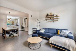 <p><span>Bienvenue dans cette maison de ville accueillante et prête à emménager, située à un emplacement privilégié au centre de Louvain, à la Hogestraat 8. Cette maison combine le charme de la vie urbaine avec le confort contemporain et l'efficacité énergétique, ce qui en fait le logement idéal pour les personnes à la recherche d'un chez-soi chaleureux à distance de marche de toutes les commodités.</span></p><p><span>Le bien a été entièrement rénové en 2004 et offre un cadre de vie agréable avec beaucoup de lumière naturelle dans tous les espaces. Au rez-de-chaussée, il y a un salon et une salle à manger charmants qui se connectent parfaitement à la cuisine pratique. De plus, il y a un WC pour invités séparé et une buanderie séparée, ce qui augmente considérablement le confort au quotidien.</span></p><p><span>Un atout absolu de cette propriété est le jardin urbain accueillant. Ici, vous pouvez profiter en toute tranquillité de la vie en plein air, avec l'attrait supplémentaire d'un joli petit étang qui crée une atmosphère unique et relaxante en plein cœur de la ville.</span></p><p><span>Au premier étage, se trouvent une chambre spacieuse, une deuxième chambre plus petite et la salle de bain. Le deuxième étage, sous le toit, abrite une troisième chambre étonnamment spacieuse qui peut parfaitement servir de chambre principale, de salle de loisirs ou de bureau à domicile.</span></p><p><span>Cette propriété se distingue également par son efficacité énergétique. En 2021, pas moins de 11 panneaux solaires et une batterie domestique ont été installés. De plus, une nouvelle chaudière à gaz à condensation a été installée et le toit a été renforcé par une isolation supplémentaire. Ces investissements se traduisent par une maison économe en énergie avec un </span><span>label EPC B</span><span>, ce qui se traduit par une consommation énergétique réduite et un confort de vie accru.</span></p><p><span>Atouts de la propriété :</span></p><ul><li><span>Emplacement central au cœur de Louvain </span></li><li><span>Rénovation réalisée en 2004 </span></li><li><span>Espaces de vie lumineux </span></li><li><span>Jardin de ville accueillant avec étang </span></li><li><span>3 chambres </span></li><li><span>Buanderie et WC séparés </span></li><li><span>11 panneaux solaires et batterie domestique (2021) </span></li><li><span>Nouvelle chaudière à gaz à condensation (2021) </span></li><li><span>Isolation supplémentaire du toit </span></li><li><span>Label EPC économe en énergie B </span></li><li><span>Logement idéal pour un premier achat ou investissement intéressant </span></li></ul><p><span>Vous recherchez une maison charmante et économe en énergie dans un excellent emplacement à Louvain ? Alors, la Hogestraat 8 mérite sans aucun doute une visite. Cette propriété offre tout ce dont vous avez besoin pour vivre confortablement dans le centre-ville dynamique.</span></p>