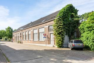Uitsluitend te verwerven via een aandelenoverdracht.<br />Bent u op zoek naar een uniek pand met karakter, ruimte en tal van mogelijkheden? Dan biedt dit uitzonderlijke multifunctionele gebouw in Schaffen (Diest) een zeldzame opportuniteit.<br /><br />Met een bruikbare vloeroppervlakte van maar liefst 590 m², een tuin en parkeermogelijkheden, leent dit pand zich uitstekend voor diverse professionele, commerciële of residentiële invullingen. Het gebouw beschikt over een authentieke uitstraling en karaktervolle elementen die zorgen voor een unieke sfeer en uitstraling.<br /><br />Het pand is momenteel vergund als koffiehuis en biedt daardoor interessante mogelijkheden voor horeca, evenementen, praktijkruimtes, kantoren, co-working of een combinatie van wonen en werken. Volgens lokale overlevering en bepaalde historische bronnen zou het gebouw oorspronkelijk dienst hebben gedaan als schoolgebouw, wat bijdraagt aan zijn bijzondere charme en historisch karakter.<br /><br />Troeven<br />Multifunctioneel gebouw<br />590 m² bruikbare vloeroppervlakte<br />Vergund als koffiehuis<br />Karaktervolle architectuur<br />Tuin aanwezig<br />Voldoende parkeermogelijkheden<br />Tal van exploitatie- en investeringsmogelijkheden<br />Uniek pand met historische uitstraling<br />Uitstekende ligging<br /><br />Gelegen in Schaffen, een deelgemeente van Diest, geniet dit pand van een strategische ligging met een uitstekende bereikbaarheid. Het centrum van Diest, winkels, scholen en openbaar vervoer bevinden zich op korte afstand, terwijl de op- en afritten van de E313 een vlotte verbinding bieden richting Hasselt, Leuven en Antwerpen. De combinatie van een groene omgeving, een centrale ligging en een sterke regionale aantrekkingskracht maakt deze locatie bijzonder interessant voor ondernemers en investeerders.<br /><br />Kortom, een uitzonderlijke opportuniteit voor wie op zoek is naar een karaktervol pand met een rijke uitstraling, een veelzijdige bestemming en een uitstekend investeringspotentieel.