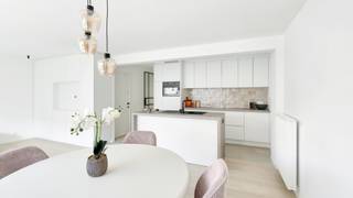 Cet appartement magnifiquement rénové est situé dans un emplacement de choix à Heist, sur la promenade rénovée et à distance de marche de la plage, des commerces et des restaurants. La rénovation complète a été réalisée avec souci du détail et l'utilisation de matériaux de haute qualité, ce qui se traduit par une résidence élégante et prête à emménager. Grâce aux grandes baies vitrées, l'appartement bénéficie d'une luminosité exceptionnelle, ce qui contribue à une sensation d'espace et d'ouverture. De plus, la location de vacances est autorisée, ce qui rend cet appartement particulièrement intéressant en tant qu'investissement ou résidence secondaire.<br /><br />Disposition :<br /><br />- Hall d'entrée,<br />- Toilettes invités,<br />- Séjour lumineux avec cuisine ouverte,<br />- Deux chambres spacieuses,<br />- Salle de bains avec finitions modernes,<br /><br />Un appartement de qualité dans un emplacement prisé sur la côte, parfait comme résidence principale, résidence secondaire ou investissement avec potentiel locatif.