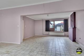 <br /><span>TE RENOVEREN RIJWONING IN HET CENTRUM VAN AS<br /><br />Langs de Steenweg ter hoogte van huisnummer 78 vinden we deze te renoveren woning terug op een perceel van 1,66 are. Dankzij de centrale locatie zijn alle voorzieningen zoals winkels, scholen, het centrum van As en de omliggende gemeentes Opglabbeek en Genk alsook de oprit van de E314 zeer vlot bereikbaar.<br /><br />Deze woning kan mits de nodige renovatiewerken omgevormd naar een ruime gezinswoning. Mede door de hoge plafonds van bijna 3 meter bulkt deze woning van het potentieel! Hou er rekening mee dat de achterbouw ( zoals aangeduid op de indelingsplannen ) om stedenbouwkundige redenen dient afgebroken te worden door de koper van deze woning. Wel mag er nog een viertal meter dieper bijgebouwd worden achter het hoofdgebouw zolang er maar voldoende tuinzone (10 meter diepte) overblijft.</span><br /><br /><span>Gelijkvloers beschikt u over een ruim leefgedeelte van bijna 50 m² waar er voldoende ruimte is om een eetplaats, een zithoek en een keuken en eventueel zelfs een aparte inkomhal te creëren. Aanpalend is er de trappenhal naar de eerste verdieping en de toegang naar de kelderberging van 24 m².<br /><br />Op de eerste verdieping zijn er 3 slaapkamers voorhanden en een overloop van waaruit een vaste trap naar de zolderverdieping vertrekt. Aangezien op deze zolderruimte vrij eenvoudig 1 à 2 slaapkamers gecreëerd kunnen worden is het ons advies om een nieuwe badkamer te installeren op de kleinste slaapkamer op de eerste verdieping.</span><br /><br /><span>Door de afbraak van de achterbouw zal er bovendien een ruime tuinzone ontstaan waar een gezellig terras en eventueel zelfs een gazon kan aanleggen.  Voor de deur van de woning is er trouwens altijd voldoende parkeergelegenheid.</span><br /><br /><span>Enkele TROEVEN van deze woning opgelijst:<br /><br />+ Topligging in het centrum van As<br />+ Karaktervolle woning boordevol potentieel<br />+ Hoge plafonds van bijna 3 meter<br />+ 4 ruime slaapkamers</span><br /><br /><span>Kortom, een rijwoning met veel potentieel op een goede locatie in het centrum van As. Meer info? Contacteer Maarten Delbroek via maarten@vestio.com of bel naar 0471/034804.</span><br /> 