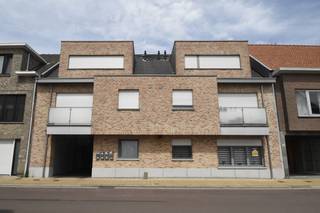 Op zoek naar een ruim en <strong>energiezuinig appartement? </strong>Dan is dit gelijkvloersappartement zeker een bezoek waard.<br /><br />Je komt binnen via de inkomhal met vestiairekast en apart toilet.<br /><br />Veder beschikt dit appartement over een ruime leefruimte met met halfopen volledig uitgeruste keuken.<br />Aansluitend bevindt zich een berging met aansluiting voor een wasmachine en/of droogkast.<br /><br />Het appartement telt <strong>drie slaapkamers </strong>(+/-17m² en 2x +/- 9,2m²) en is voorzien van laminaat, vliegenramen en rolluik.<br />Vanuit elke slaapkamer heb je rechtstreeks toegang tot het <strong>terras </strong>en de privatieve <strong>tuin</strong>.<br /><br />De badkamer is uitgerust met een lavabomeubel, ligbad en inloopdouche.<br /><br />Daarnaast beschik je over <strong>een garage</strong> met automatische poort en een gemeenschappelijke <strong>fietsenberging</strong>.<br /><br />Dankzij de vloerverwarming, domotica, ventilatiesysteem type D en kwalitatieve isolatie geniet je van een comfortabel woonklimaat en een laag energieverbruik.<br /><br />De gemeenschappelijke kosten bedragen € 25 per maand en omvatten de elektriciteit van de gemeenschappelijke delen en het jaarlijks onderhoud van de individuele verwarmingsinstallatie.<br />Alle nutsvoorzieningen beschikken over aparte meters.<br /><br /><strong>Praktische informatie:</strong>
<ul>
<li>Vrij vanaf 1/09/2026</li>
<li>Gemeenschappelijke kosten per maand: € 25,-</li>
<li>Huurwaarborg: 3 maanden huur (€ 3.600,-)</li>
<li>Combi ingaande + uitgaande plaatsbeschrijving: € 285,00- incl. 21 % BTW (per partij)</li>
</ul>
Interesse? Neem gerust contact op voor meer informatie of een bezoek ter plaatse.<br /><br />Neem een kijkje op www.immoselekt.be voor ons volledige huuraanbod.