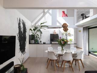 Bijzondere eigendom gelegen in een voormalige industriële katoenspinnerij.<br /><br />Het kleinschalige project, gelegen nabij het Zuid, is een voorbeeld van hoe industrieel erfgoed succesvol kan worden herbestemd tot woongelegenheden, met behoud van historische elementen.<br /><br />Het appartement onderscheidt zich door zijn volume en karakter. Met een bruto vloeroppervlakte van ca. 168 m² en een terras van ca. 11 m² biedt het appartement een unieke ruimtelijkheid.<br /><br />De hoge plafonds, het indrukwekkende dakgebinte en de vele raampartijen zorgen voor een bijzondere woonbeleving en overvloedige lichtinval.<br /><br />Het appartement beschikt onder andere over twee aparte slaapkamers en een bovengelegen multifunctioneel open volume (als gewenst verder te onderverdelen) Een extra troef is de gemeenschappelijke binnentuin, die zorgt voor een rustgevende en privatieve beleving. Aparte fietsenberging ter beschikking.<br /><br />Kortom: de perfecte uitvalsbasis voor wie op zoek is naar een unieke woonplek in een rustige omgeving.