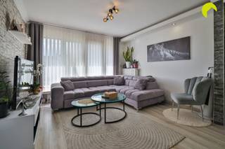 <p><span>Cet appartement prêt à emménager, situé au 1er étage d'un petit immeuble à proximité de commerces, d'établissements de restauration conviviaux, d'écoles, des transports en commun et d'un parc paisible, est à la recherche d'un nouveau propriétaire.</span></p><p><span>On pénètre dans limmeuble par le hall dentrée commun, puis on accède au premier étage par lescalier.</span></p><p><span>La porte dentrée donne sur le couloir équipé de placards encastrés, doù lon peut accéder à toutes les pièces.</span></p><p><span>On arrive ensuite dans lagréable salon avec cuisine ouverte, équipée de tous les appareils électroménagers et offrant suffisamment despace de rangement.</span></p><p><span>Le salon donne également accès à lune des chambres.</span></p><p><span>La salle de bains rénovée est équipée dune grande douche à litalienne, dun lavabo, de toilettes et dun raccordement pour lave-linge.</span></p><p><span>Enfin, le couloir donne accès à deux chambres spacieuses ; depuis la plus petite chambre, on peut accéder à la terrasse.</span></p><p><span> </span></p><p><span>Permettez-moi de vous résumer les atouts de cet appartement :</span></p><p><span>° Prêt à emménager, avec trois chambres</span></p><p><span>° Pièces joliment rénovées et lumineuses</span></p><p><span>° Salle de bains avec douche à l'italienne, WC </span></p><p><span>° Couloir avec placards intégrés</span></p><p><span> </span></p><p><span> </span></p><p><span>PEP 150 kWh/(m²/an) - label B</span></p><p><span>Score P : A et score G : A</span></p><p><span> </span></p><p><span>Pour plus dinformations ou pour une visite sur place, appelez-nous au 03-449 42 41 ou envoyez-nous un e-mail à hallo@habicom.be.</span></p><p><span>Vous souhaitez connaître la valeur de votre logement ? Vérifiez-la gratuitement sur www.watismijnhuiswaard.be </span></p>