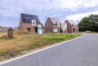 <strong>Lanceringsactie geldig tot 12 oktober! Gratis laminaat op slaapkamers en nachthal<br /><br />Ontdek Dokter Jozef Draulansstraat in Westerlo. Een kleinschalig nieuwbouwproject bestaandende uit 3 open bebouwingen in een nieuwe kindvriendelijke, doodlopende straat in de stille Kempen.</strong><br /><br />De woningen worden gerealiseerd door RDK, een familiebedrijf dat zich sinds 1971 focust op het bouwen van kwalitatieve, energiezuinige maar vooral betaalbare woningen die volledig voldoen aan de hedendaagse norm. Zo wordt er steeds gestreefd naar bijna-energieneutrale (BEN) woningen met een E-peil van max. 10.<br /><br /><strong>Kindvriendelijke, rustige omgeving in Heultje<br /><br /></strong>De Dokter Jozef Draulansstraat betreft een nieuwe, rustige en doodlopende straat in het hart van Heultje. Een dorp met een zeer centrale ligging tussen Westerlo, Wiekevorst, Hulshout en Morkhoven. Scholen, winkels, horeca en openbaar vervoer bevinden zich allen op korte afstand. De combinatie van rust en bovenstaande voorzieningen maken dit een perfecte uitvalsbasis voor jonge gezinnen die op zoek zijn naar een goede balans tussen comfort, levenskwaliteit en betaalbaarheid.<br /><br /><strong>Hedendaags comfort<br /></strong><br />De woningen worden gebouwd op mooie en onderhoudsvriendelijke percelen van 350 m². Een carport met aansluitende tuinberging zijn steeds inbegrepen. Ideaal voor wie graag buiten vertoeft.<br /><br />Elke woning is voorzien van drie slaapkamers en een uitgeruste badkamer met zowel inloopdouche, bad, dubbel lavabomeubel en toilet. Deze bevinden zich allen op de eerste verdieping.<br />De volledig ingerichte keuken en leefruimte vormen een aangenaam en open geheel en maken een mooie connectie met de tuin en bijhorend terras. Er wordt steevast gewerkt met een lucht-water warmtepomp met warmteafgifte door vloerverwarming. Ook zonnepanelen kunnen vandaag de dag niet ontbreken.<br /><br /><strong>Energiezuinig<br /><br /></strong>Een E-peil van maximaal 10 wordt steeds vooropgesteld. Dit wordt gerealiseerd door het gebruik van een lucht-water warmtepomp in combinatie met zonnepanelen alsook een ventilatiesysteem. Dit resulteert in een hoog wooncomfort en een lage energiefactuur.<br /><br />Voor het bekomen van de plannen, lastenboek of meer informatie mag u steeds contact opnemen met <strong>secretariaat@degroot-celen.be</strong> of via <strong>014/95 37 50.</strong>