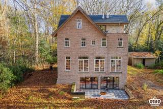 <p><span>Unieke nieuwbouwvilla, gelegen in een bosrijke omgeving, met o.a. een ruimte inkomhal, lichtrijke leefruimte, leefkeuken met aansluitend terras, 5 slaapkamers waaronder één met dakterras, 3 ingerichte badkamers en een ruime kelder, op een perceel van ca. 2.000 m².</span></p><p><span> </span></p><p><span>INDELING</span></p><p><span> </span></p><p><span>Gelijkvloers</span></p><p><span>Dubbele houten voordeur naar de ruime inkomhal op tegelvloer voorzien van een vestiaire en gastentoilet met handenwasser.<br />Trap naar boven de lichtrijke leefruimte met aansluiting voor openhaard en een trap naar beneden naar de gezellige leefkeuken, eveneens op tegelvloer, met sierlijke haard met houtkachel, een kookeiland met keramisch werkblad voorzien van een dubbele spoelbak, inductie vuur met dampkap, koelkast met vriezer, oven en microgolf. Verbonden aan het kookeiland een houten tafel. Vanuit deze ruimte heeft u toegang tot het verlaagde en zuid gerichte terras. Naast de keuken is er nog een koele berging. Verder op deze verdieping nog een wasplaats en berging. </span></p><p><span> </span></p><p><span>Eerste</span><span> </span><span>verdieping</span></p><p><span>Via een wenteltrap in de toren bereikt u de eerste verdieping, de nachthal geeft uit op 4 ruime slaapkamers die per 2 kamers een badkamer delen en een apart toilet.</span></p><p><span> </span></p><p><span>Tweede verdieping</span></p><p><span>Verder via de wenteltrap bereikt men de tweede verdieping waar zich de royale masterunit bevindt bestaande uit een slaapkamer met terrasdeuren naar het grote dakterras, verder een dressing en een ensuite badkamer voorzien van een vrijstaand ligbad, inloopdouche, wastafel en toilet. </span></p><p><span> </span></p><p><span>Kelder</span></p><p><span>Via een vaste wenteltrap komt u in de kelder. Hier bevinden zich nog 3 kamers en de technische ruimte.</span></p><p><span> </span></p><p><span>Tuin</span></p><p><span>De tuin moet nog nader worden aangelegd. </span></p><p><span> </span></p><p><span>Bijzonderheden</span></p><p><span>Gelegen in een residentiële en bosrijke omgeving, nabij het centrum van Heide-Kalmthout.</span></p><p><span>Volledig nieuw gebouwd met kwalitatieve en duurzame materialen. </span></p><p><span>De villa dient nog verder afgewerkt te worden.</span></p><p><span>Unieke bouwstijl</span></p><p><span>Ruime kelder</span></p><p><span>Twee terrassen, waaronder een dakterras.</span></p><p><span>Bijna energie neutraal, </span><span>overal vloerverwarming</span></p><p><span>Domotica </span></p><p><span>Verkoop geschiedt onder registratie (geen BTW)</span></p><p><span>Het KI zal na oplevering worden herzien</span></p><p><span> </span></p><p><span> </span></p>