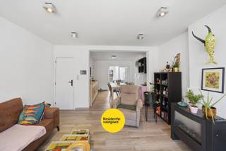 Deze verzorgde bel-étagewoning in Bredene combineert ruimte, comfort en een praktische indeling op een uitstekende locatie. Met een bruikbare vloeroppervlakte van maar liefst 145 m² biedt deze woning verrassend veel leefruimte en is ze ideaal voor gezinnen, koppels of wie op zoek is naar een instapklare woning dicht bij de kust.<br /><br />De woning werd doorheen de jaren goed onderhouden en geniet van verschillende belangrijke renovaties, waaronder het vernieuwde dak met goten, de voor- en achtergevel, de vloeren en de boiler. Dankzij de pvc-ramen met dubbele beglazing, de conforme elektrische installatie tot 2040 en het EPC-label D kan u zonder renovatieverplichting onmiddellijk genieten van uw nieuwe thuis.<br /><br />Op het gelijkvloers bevinden zich een ruime garage met elektrische sectionale poort, een praktische wasplaats, een comfortabele badkamer met ligbad, dubbele lavabo en toilet, evenals een gezellige, onderhoudsvriendelijke koer met overkapping waar het aangenaam vertoeven is. <br /><br />Op de eerste verdieping vindt u de lichtrijke leefruimte met charmante erker, die een warme en uitnodigende sfeer creëert. De aansluitende keuken is volledig uitgerust en beschikt over voldoende werk- en opbergruimte, ideaal voor wie graag kookt en gezellig tafelt.<br /><br />De tweede verdieping omvat twee volwaardige slaapkamers, een nachthal met ingemaakte kast en toegang tot de geïsoleerde zolder, die extra bergruimte biedt en tal van mogelijkheden creëert. <br /><br />Bent u op zoek naar een ruime woning met garage, conforme elektriciteit en een gunstige ligging nabij winkels, openbaar vervoer en de zee? Contacteer ons en plan uw bezoek in!