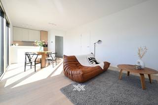 In het nieuwbouwproject Imperia, gelegen op de Markt van Deinze, bevindt zich deze gloednieuwe en volledig afgewerkte penthouse-appartement van 93...