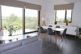 <p><span>UITSTEKEND ONDERHOUDEN, LUMINEUS, RECENT EN ENERGIEZUINIG APPARTEMENT MET 2 SLAAPKAMERS, TERRAS (MET PRACHTIG VERZICHT), KELDER EN BINNEN-AUTOSTAANPLAATS</span></p><p><span>2de verdieping met lift - ligging in centrum Breendonk (Puurs-Sint-Amands) en Delhaize met vlotte bereikbaarheid via A12, N17 en N16</span></p><p><span> </span></p><p><span>Inkomhal / living met eetplaats en super-ingerichte open keuken (totale opp.: 32m²) met toegang tot aangenaam zuid-georiënteerd terras (4,9 x 1,9m) / berging met was- en stookplaats / 2 slaapkamers (3,8 x 3,2m; 2,8 x 2,3m) / badkamer met dubbele wastafel, douche en wc.</span></p><p><span>Grote individuele kelderberging / binnen-autostaanplaats / gemeenschappelijke fietsenberging.</span></p><p><span> </span></p><p><span>Appartement is voorzien van vloerverwarming (via CV op gas), is voorzien van lichtarmaturen en een zonnetent.</span></p><p><span> </span></p><p><span>Vrij van gebruik: Huurovereenkomst te respecteren.</span></p><p><span> </span></p><p><span> </span></p><p><span> </span></p>