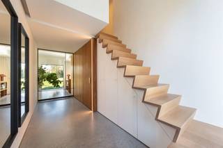 Instapklare moderne architecturale woning* Gelijkvloers : inkomhal met gastentoilet en stalen taatsdeur naar de lichtrijke woonkamer op geschuurde...