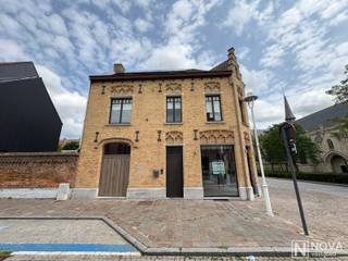 Goed gelegen hoekappartement, van maar liefst 140m2, pal in het historisch centrum van Nieuwpoort op enkele passen van het Marktplein en...
