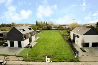 Dit uiterst ruime (1.367m²) perceel is volledig zuidgericht en beschikt over een diepte van 90,50m.Het perceel is bedoeld voor het optrekken van een...