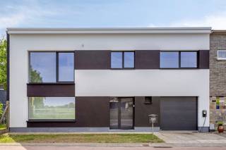 Exclusieve, energiezuinige woning met verfijnde afwerking aan de rand van Aalst.Deze stijlvolle woning werd grondig gerenoveerd in 2013 en 2018, met aandacht voor kwaliteit, comfort en duurzaamheid. Via de elegante inkomhal betreed je in de ruime leefruimte met open keuken, uitgerust met hoogwaardige toestellen en alle hedendaags comfort; Dankzij de grote raampartijen geniet je van een overvloed aan natuurlijk licht en een prachtig uitzicht op het terras en de zonnige, zuidgerichte tuin.De woning beschikt daarnaast over verschillende praktische bergruimtes en een veelzijdige bureau- of hobbyruimte, zowel op het gelijkvloers als op de verdieping.Op de eerste verdieping bevinden zich vier volwaardige slaapkamers, een dressing en een ruime badkamer met ligbad, inloopdouche, dubbele wastafel en toilet.De inpandige garage met elektrische poort, cv met aardgas en vloerverwarming, zonnepanelen, 2 autostaanplaatsen zijn tevens troeven die deze woning tot een topper maken.Een instapklare woning waar ruimte, comfort en energiezuinig wonen hand in hand gaan.Info en bezoek : Marc 0475 595959 marcd@derick.be