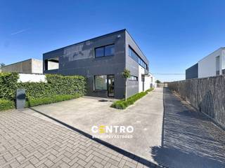 Recent bedrijfsgebouw met INSTAPKLARE RUIME woonst met 4 à 5 slpks + praktijkruimte, geschikt voor vele doeleinden!<br /><br /><strong>INDELING:<br /><u><em>Gelijkvloers :</em></u></strong><br />Winkelruimte met voordeur aan straatzijde (22m2) + aanpalend bureel (36m2) - magazijn (300m2) - buitenopslag.<br /><br />Inkomhal privé met voordeur aan zijkant van het gebouw - ruime LICHTRIJKE living (met houtkachel) - volledig ingerichte open keuken (O.a. met fornuis, dampkap, heteluchtoven, microgolfoven, frigo en vaatwasmachine) - aanpalend ruim bureel/kan tevens als 5de slaapkamer gebruikt worden - ruime wasplaats (met voorzieningen voor wasmachine en droger) - afzonderlijk gastentoilet (met lavabo) - badkamer (O.a. met dubbel lavabomeubel, ligbad én douche) - dressing - volledig omheinde tuin met ZUIDgericht terras en 2de zonneterras (met jacuzzi).<br /><br /><u><em><strong>Eerste verdieping:</strong></em></u><br />Ruime nachthal/hobbyruimte/sportruimte - 4 RUIME slaapkamers (18m2, 19m2, 22m2 en 23m2) - 2de badkamer (O.a. met lavabomeubel, toilet en voorzieningen voor douche) - toilet - ruime berging - mogelijkheid voor ruim overdekt zonneterras.<br /><br /><br /><u><strong>AFWERKING: </strong></u>Staalconstructie met volledige overspanning (15m), betonpanelen, gewapende en geïsoleerde betonvloer, plat dak, elektrische sectionaalpoort, glaspartijen voorzien in de voorgevel en aluminium schrijnwerk.<br /><br /><u><strong>BESTEMMINGSMOGELIJKHEDEN: </strong></u>opslag, productie, ambachten, GEEN horeca.<br /><br /><u><strong>NUTSVOORZIENINGEN: </strong></u>Regenwater, aardgas, elektriciteit (3 x 400V).<br /><br /><u><strong>LIGGING: </strong></u>Centrale ligging in West-Vlaanderen, vlotte verbinding naar kust en binnenland.<br /><br /><u><strong>Opmerkingen:</strong></u><br />- ENERGIEZUINIGE woning:; Energielabel A (79 kWh/m2)!<br />- Onmiddellijk instapklaar.<br />- Bewoonbare oppervlakte: 440m2!<br />- Magazijn: 300m2<br />- Het buitenterrein verhard in beton.<br /><br />Aarzel zeker niet om ons te contacteren voor verdere info mbt dit prachtige pand: 050/70.01.02 - info@centro.be.