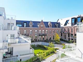 Dit prachtig nieuwbouw (2021) BEN (Bijna Energie Neutraal) appartement met 2 slaapkamers bevindt zich langs het Directeursplein en maakt deel uit van het prestigeproject "Residentie Collegium", in het centrum van Zottegem. Winkels, scholen, openbaar vervoer, enz... bevinden zich op wandelafstand! Het appartement heeft een bruto vloeroppervlakte van 104m² en werd afgewerkt met kwaliteitsvolle materialen, is reeds volledig geschilderd, voorzien van ingemaakte kasten, op maat gemaakte raamdecoratie, ... en heeft een riant terras van maar liefst 60m²!<br />De residentie bestaat uit 4 gebouwdelen, dit appartement situeert zich in blok B "Poësis" en beschikt over een lift.<br />Indeling: inkomhal met vestiaire, gastentoilet, badkamer met douchebad en dubbel badkamermeubel, 2 slaapkamers (waarvan 1 ingericht als dressing), open leefruimte met bureauhoekje, eetplaats, keuken met eiland en geïnstalleerde toestellen, berging met voorzieningen wasmachine, droogkast, ... Buiten bevindt zich het gigantische terras met zicht op de binnenkoer, het terras is bereikbaar via de leefruimte en de beide slaapkamers.<br />De kelderberging (rechtover de lift) en de gesloten garagebox zijn bij te kopen aan 45.000 EUR. Deze bevinden zich in het zelfde gebouwdeel als het appartement. Gehele verkoop geschiedt onder REGISTRATIERECHTEN (2% of desgevallend 12% op volledige koopsom).<br />IDEALE EIGENDOM VOOR WIE EEN PRACHTIG NIEUWBOUW APPARTEMENT IN HET CENTRUM WENST!!<br />CV op aardgas (vloerverwarming en radiatoren), ramen HR-glas met ALU profielen, E-peil: E27, label A, elektrische installatie conform het AREI.<br />Gebieden voor gemeenschapsvoorzieningen en openbaar nut, vergunning uitgereikt, geen rechterlijke herstelmaatregel of bestuurlijke maatregel opgelegd, geen voorkooprecht, geen verkavelingsvergunning. Geen risicozone voor overstromingen, P-score D, G-score D.<br />U kan de beschikbare attesten bij verkoop downloaden via de website janssens-leroy.be.