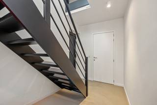 VOLLEDIG INSTAPKLARE GEZINSWONING MET 4 SLAAPKAMERS, GARAGE EN ZONNIGE TUIN OP 237 M² IN EKERENIn een rustige, kindvriendelijke doodlopende straat in...