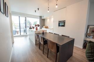 Op een uitstekende locatie op ’t Gaverke in Waregem bevindt zich dit recent en mooi afgewerkt appartement, gelegen op de eerste verdieping van een moderne residentie uit 2020. Dankzij de gunstige ligging, de praktische indeling en de instapklare staat is dit appartement zowel interessant voor eigen bewoning als voor wie op zoek is naar een interessante vastgoedinvestering. Het appartement is momenteel reeds verhuurd en vormt daardoor een interessante opportuniteit voor wie wil investeren in vastgoed. Met een netto rendement van circa 3% biedt dit appartement een interessante investeringsmogelijkheid in een recent gebouw op een gegeerde locatie in Waregem.<br /><br />Het appartement geniet van een vlotte bereikbaarheid en bevindt zich in de onmiddellijke nabijheid van scholen, supermarkten en diverse handelszaken. Bovendien ligt het centrum van Waregem op wandelafstand, waardoor alle dagelijkse voorzieningen gemakkelijk bereikbaar zijn.<br /><br />Bij het binnenkomen word je verwelkomd in de inkomhal met gastentoilet. De leefruimte met open keuken vormt een aangename en gezellige plek om te ontspannen. Verder beschikt het appartement over twee slaapkamers, een badkamer, een praktische berging en een ruim terras.<br /><br />Ook op energetisch vlak scoort dit appartement uitstekend dankzij het EPC-label A. De aanwezigheid van een lift zorgt bovendien voor extra wooncomfort.<br /><br />Bij de aankoop zijn bovendien een private autostaanplaats, gelegen achteraan de residentie, en twee fietsenplaatsen inbegrepen.<br /><br />De troeven op een rijtje:<br />*Uitstekende ligging op ’t Gaverke in Waregem<br />*Scholen, supermarkten en winkels in de nabije omgeving<br />*Het centrum van Waregem op wandelafstand<br />*Recent gebouw van 2020 (EPC-label A)<br />*Instapklaar en mooi afgewerkt<br />*Lift aanwezig<br />*Reeds verhuurd, ideaal als investering (rendement van circa 3%)<br />*Private autostaanplaats achteraan de residentie inbegrepen + 2 fietsenplaatsen<br /><br /><br />Een complete opportuniteit op een uitstekende locatie in Waregem, ideaal voor eigen bewoning of als investering!<br /><br />Interesse in dit appartement? Neem gerust contact op voor meer informatie of een bezoek ter plaatse.<br /><br />Tom Wielfaert – Immo Roba<br />E-mail: tom@immoroba.be<br />0497/85.80.52