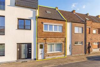 <p><span>Afspraak BEZOEKDAG ENKEL telefonisch via Jari Wante op 0470 211 482.<br /><br />Ontdek deze prachtige lichtrijke woning, zeer gunstig gelegen nabij alle voorzieningen zoals scholen, winkels en openbaar vervoer, en met een vlotte verbinding naar invalswegen.<br /><br />De indeling is als volgt: inkomhal, gezellige leefruimte met veel lichtinval, met aansluitend de ruime keuken en de badkamer die voorzien is van een toilet, meubel en douche in bad. Tot slot beschikt het gelijkvloers nog over een praktische berging. Op de eerste verdieping vindt u twee slaapkamers, waarvan één kamer toegang biedt tot de zolderkamer.<br /><br />Een grote troef van deze woning is de sfeervolle tuin waar u kan ontspannen en genieten van de rust.<br /><br />EPC: 336 kWh/(m² jaar) – Label D</span></p><p><span> </span></p><p><span>Alle documenten zijn raadpleegbaar op de website www.immo-zone.be</span></p><p><span> </span></p>