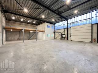 Strategisch gelegen KMO-unit met een oppervlakte van 365 m² te huur met uitstekende <strong>visibiliteit </strong>langs de Mechelsesteenweg. De site is vlot bereikbaar met een directe aansluiting op de <strong>N41</strong>. Via deze weg bereikt u in enkele minuten de E17 (op- en afrit Lokeren), wat zorgt voor een uitstekende verbinding richting Gent en Antwerpen.<br /><br />De beschikbare ruimte omvat een magazijn van 305 m², waarvan 60 m² mezzanine ideaal voor extra opslagruimte of als kantoor. Daarnaast heeft het magazijn een vrije hoogte van 6 meter en is toegankelijk via een sectionale poort en een afzonderlijke toegangsdeur. De KMO-unit is voorzien van een lichtrijke kantoorruimte van 60 m², een kitchenette en sanitair voorziening. Tevens zijn er <strong>4 privatieve parkeerplaatsen</strong> aanwezig. <strong>Onmiddellijk beschikbaar</strong>!<br /><br />Heeft u interesse of wenst u graag meer details over dit aanbod? Neem contact op met Gill voor bijkomende (technische) inlichtingen, plannen of een vrijblijvend plaatsbezoek via <strong>0477 06 30 30.</strong>