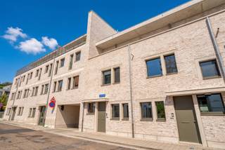 <p><span>In de vernieuwde stadswijk DijleDelta-Bottelarij, gelegen tussen het Klein Begijnhof en de bruisende Vaartkom, bieden wij u met trots deze multifunctionele woning aan. Dit nieuwbouwproject bevindt zich op wandelafstand van het historische centrum van Leuven en geniet van een goede bereikbaarheid met een vlotte verbinding naar belangrijkste invalswegen en werd in 2025 gerealiseerd door de gerenommeerde projectontwikkelaar Virix en ontworpen door Robbrecht & Daem architecten.</span></p><p><span> </span></p><p><span>Met een bewoonbare oppervlakte van maar liefst 232 m² biedt deze energiezuinige woning bijzonder veel ruimte en tal van mogelijkheden. De woning wordt semi-afgewerkt aangeboden, inclusief alle technieken, chape en pleisterwerken, zodat u de afwerking volledig naar eigen smaak kunt realiseren.</span></p><p><span> </span></p><p><span>Op het gelijkvloers bevindt zich een inkomhal met vestiaire en gastentoilet, een lichtrijke leefruimte met zicht op de gezellige stadstuin en een keuken met aansluitvoorzieningen. De eerste verdieping omvat een nachthal, twee volwaardige slaapkamers, een badkamer, een apart toilet, een berging en een master bedroom met een en suite badkamer. </span></p><p><span> </span></p><p><span>De absolute meerwaarde van deze woning bevindt zich op de tweede en derde verdieping. Deze beschikken over drie bijkomende kamers/studentenkamers, een badkamer, een apart toilet, een keuken en een terras. Dankzij de aparte inkom is dit gedeelte uitermate geschikt voor de verhuur van studentenkamers, als zorgwoning, als praktijkruimte of als uitbreiding van de gezinswoning. En dit steeds binnen de geldende regelgeving.</span></p><p><span> </span></p><p><span>Daarnaast beschikt de woning over een onderhoudsvriendelijke stadstuin met terras waar het heerlijk vertoeven is en een individuele kelder en bestaat de mogelijkheid om één of meerdere autostaanplaatsen bij aan te kopen.</span></p><p><span> </span></p><p><span>Kortom, deze energiezuinige, ruime en multifunctionele woning met stadstuin in het centrum van Leuven is zeker uw bezoek waard.</span></p><p><span> </span></p><p><span>Verkoop onder het btw-stelsel. Het verlaagde btw-tarief van 6% is mogelijk, mits voldaan wordt aan de geldende voorwaarden.</span></p><p><span> </span></p>
