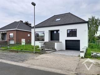 Deze alleenstaande statige woning bevind zich in een groene en landelijke omgeving te Veldegem <br /><br />Het gelijkvloers bestaat uit een ruime inkomhall waarin het toilet zich bevindt, leefruimte met open eet- en keukengedeelte en aansluitend een bergruimte. <br /><br />Op het eerste verdiep bevinden zich 2 ruime slaapkamers die elk toegang hebben tot een gedeelde badkamer. Een afzonderlijk toilet treft u aan in de nachthall. Er is een mogelijkheid om de zolder in te richten met extra slaapkamers. <br /><br />De garage is ondergebracht in de kelder, alsook de technische ruimte, wasplaats en bergruimte. <br /><br />EPC is van voor het plaatsen van de nieuwe beglazing en de crepi. <br />De binnenkant van de woning moet nog verder afgewerkt worden door de koper, die dan zijn eigen stijl en smaak kan geven aan deze woning. <br /><br />Onderstaande zaken werden reeds uitgevoerd door de verkopers: <br />- de buitenkant werd volledig inorde gezet: crepi, nieuwe ramen, deuren, garagepoort, nieuwe betonnen trap van terras naar de tuin.<br />- isolatie van het dak<br />- de vergunde plannen zijn aanwezig<br />- aanwezigheid regenwaterput<br /><br />De renders zijn gebaseerd op de plannen van de architect en geven u een idee hoe deze woning er kan uitzien na afwerking.