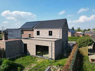 Ben je op zoek naar een woning die je volledig naar je eigen smaak kan afwerken? Deze casco HOB-woning in de Riethoekstraat 11A te...