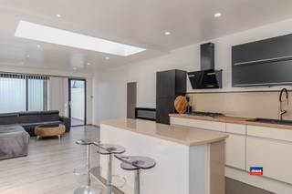 <p><span>HOBOKEN | INSTAPKLARE WONING MET DRIE SLAAPKAMERS, TWEE BADKAMERS EN TERRAS | EPC B | </span></p><p><span>Indeling als volgt : gelijkvloers : inkomhal - slaapkamer - badkamer met douche, lavabo en toilet - open geïnstalleerde leefkeuken - salon met schuifdeur naar het groot terras.</span></p><p><span>Eerste verdieping: traphal - grote slaapkamer met mezzanine - badkamer met douche, toilet en lavabo - kleine slaapkamer. </span></p><p><span>Elektrische installatie conform het AREI. </span></p><p><span>Deze woning is gunstig gelegen in de nabijheid van scholen, openbaar vervoer en scholen.</span></p><p><span> </span></p>