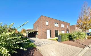 Recente, moderne en energiezuinige halfopen woning (oplevering 2018/ eerste ingebruikname 2023); Gelegen in een groene en rustige woonbuurt te Nieuwenhove, Waregem, rondom alles wat men nodig heeft; De woning is voorzien van een oprit met carport en aansluitende ruime tuinberging en tuinzone rondom; Indeling: aparte inkom met gastentoilet met handwasser; Trappenhal; Ruime woonkamer met plaats voor salon en eetplaats; Geïnstalleerde open keuken (vaatwas, elektrische kookplaat, afzuigkap, gootsteen met druipzone, oven, koelkast,..); Woonkamer en keuken kijken via een open raampartij gelijk uit op het binnenterras met aansluitend en naastgelegen de tuin met gazon; Wasplaats met handige zijdelingse inkomdeur die naar de carport leidt (handig om bv boodschappen uit te laden in het droge); Boven: nachthal, 3 ruime volwaardige slaapkamers, tweede berging waar de condensatieketel op gas en de ventilatiemotor huizen; Badkamer met twee wastafels, inloopdouche en tweede toilet; Regenwaterput 7.500L; Op de wasplaats na is het gelijkvloers volledig voorzien van vloerverwarming; Boven zijn radiators met thermostatische kranen voorzien; Extra airco/verwarming in de living en de twee grootste slaapkamers; Overal hoogrendementsbeglazing; 24 Zonnepanelen; EPC Label A/ E-peil: 41; Op nog wat schilderwerk boven na volledig instapklaar; Beschikbaarheid: bij akte na betaling; Info en bezoek: julie@elet.immo of 0479 635 685;