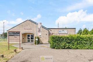 <strong>Multifunctioneel commercieel pand met tal van mogelijkheden op centrale ligging in Peer (Wijchmaal). Bent u op zoek naar een pand met ruimte én een breed inzetbaar potentieel voor uw onderneming, vereniging of recreatieve activiteit? Dan is dit pand beslist eentje die u niet mag missen!</strong><br /><br />Gelegen op een perceel van ca. 896 m² bevindt zich deze uitstekend onderhouden eigendom met een bruikbare oppervlakte van ongeveer 480 m². Het gebouw doet momenteel dienst als dansschool, maar dankzij de ruime opzet en praktische inrichting leent het zich perfect voor uiteenlopende doeleinden.<br /><br />Het hart van het gebouw wordt gevormd door de grote multifunctionele zaal, die momenteel ingericht is als dansruimte. Deze open ruimte is uitgerust met een zwevende vloer, professionele muziekinstallatie, beschikt over een ventilatiesysteem en werd bovendien goed geïsoleerd, wat zorgt voor een aangenaam comfort voor zowel gebruikers als bezoekers. Of u nu droomt van een dansschool, fitnessconcept, evenementenruimte, workshoplocatie of een andere commerciële invulling, de mogelijkheden zijn hier bijzonder uitgebreid.<br /><br />Aansluitend aan de zaal bevindt zich een eigen toog, ideaal voor het serveren van dranken tijdens activiteiten of evenementen. Daarnaast beschikt het pand over een ruim terras, waar eenvoudig extra tafels en zitplaatsen kunnen worden voorzien, wat een absolute meerwaarde biedt tijdens de warmere maanden.<br /><br />Buiten bevinden zich bovendien twee afzonderlijke containers die momenteel dienstdoen als kleedkamers, waardoor de huidige uitbating meteen kan worden verdergezet.<br /><br />TROEVEN:<br />- MOGELIJKHEID TOT OVERNAME AANDELEN <br />- Perceeloppervlakte van ca. 896m²;<br />- Gebouw met een oppervlakte van ca. 480 m²;<br />- Grote multifunctionele zaal met diverse gebruiksmogelijkheden;<br />- Professionele muziekinstallatie inbegrepen;<br />- Ventilatiesysteem aanwezig;<br />- Goed geïsoleerd gebouw;<br />- Toog met mogelijkheid tot drankbediening;<br />- Aangenaam en ruim terras;<br /><br />Stedenbouwkundige Inlichtingen:<br />Bouwvergunning - Woongebied - Geen dagvaarding - Geen voorkooprecht – Verkavelingsvoorschriften<br /><br />EPC: Label B met certificaatnummer: 20260615-0003894233-KNR-1<br /><br />O-peil: niet overstromingsgevoelig<br /><br />Benieuwd naar dit veelzijdige pand?<br />Wenst U advies omtrent uw eigen woning? Graag plannen wij vrijblijvend met U een afspraak in om onze expertise met U te delen, steeds tot Uw dienst!!<br />Neem contact op met IDEALIS VASTGOED op 011/515 565 of mail naar info@idealisvastgoed.be!<br /> 