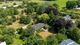 Gelegen nabij het centrum van Deurle en omgeven door groen, treffen we deze zeer ruime open bebouwing aan. Het huis heeft de volgende...