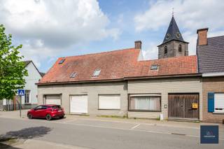 Compromis in opmaakDeze te renoveren woning met een oppervlakte van 297m² is gelegen te Oostwinkel, deelgemeente van Lievegem.Momenteel is er op de...