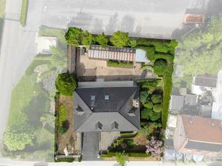 Instapklare en perfect onderhouden villa op 1.285m² Het gelijkvloers omvat een ruime inkomhal met gastentoilet, een lichtrijke leefruimte met...