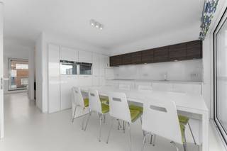 <p><span>Heel mooi, gemeubeld dakappartement aan de Jachthaven van Blankenberge op de 10de verdieping in een recent gebouw. Woonkamer met veel lichtinval. Open ingerichte keuken voorzien van alle comfort. Masterbedroom voorzien van tweepersoonsbed, met aansluitende badkamer voorzien van inloopdouche en lavabo. Tweede slaapkamer met stapelbed en kleine douchekamer. Ruim terras aan de voorzijde die een prachtig open zicht biedt over Jachthaven en hinterland, toegankelijk vanuit woonkamer en keuken. Tweede terras aan de achterzijde. Privatieve kelder. + 100 euro gemeenschappelijke kosten.</span></p><p><span> </span></p><p><span>Bezoekaanvragen zijn enkel telefonisch mogelijk op het nummer 050/41 96 86.</span></p>