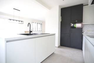 Deze volledig gerenoveerde open bebouwing is rustig gelegen en combineert modern wooncomfort met een charmante, landelijke omgeving in Meerdonk.Via...