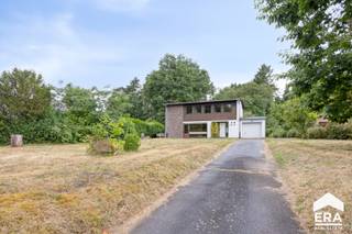 Bent u op zoek naar een woning op een rustige, groene locatie, met volop ruimte en potentieel om naar eigen smaak in te richten? Dan is deze...